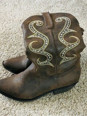 Women's Brown Western Cowboy Boots with Embroidered Accents